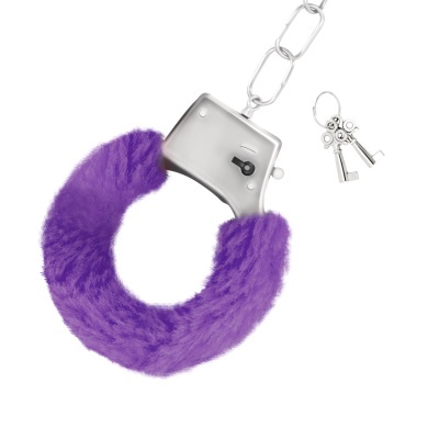 Algema prateada com pêlo roxo e chaves penduradas
