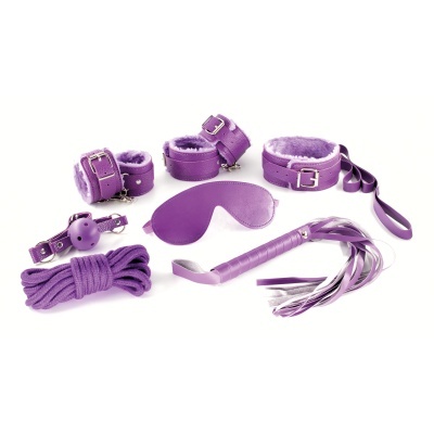 Acessórios BDSM em tom roxo com pelúcia, venda para olhos, algemas, corda, chicote e mordedor.