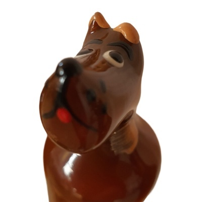 Figura decorativa de vidro em forma de cão castanho com detalhes pintados