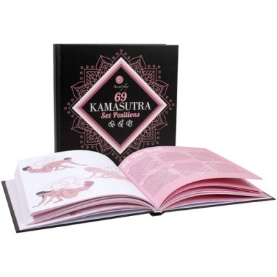 Livro 69 Kamasutra Sex Positions com capa preta e detalhes rosa, aberto a páginas ilustradas