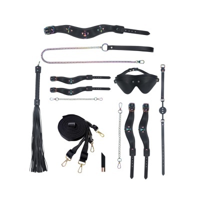 Conjunto de acessórios BDSM em couro preto com detalhes metálicos coloridos