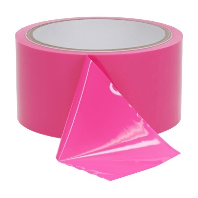 Rolo de fita adesiva cor-de-rosa fosca com uma ponta solta.