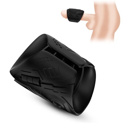 anel preto de silicone com textura e detalhes ao lado de dedo com peça similar