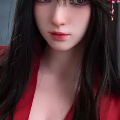 Boneca realista com vestido vermelho e acessório floral