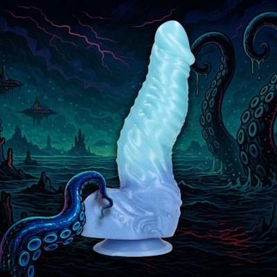 Dildo azul translúcido com textura brilhante e fundo de tentáculos no mar
