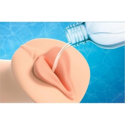 Dildo realista em silicone cor pele com líquido transparente a ser derramado, fundo azul com padrão de água.