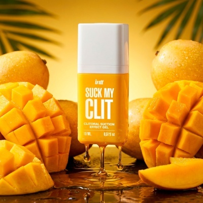 Frasco amarelo e branco com gel clitoral rodeado por mangas frescas cortadas.