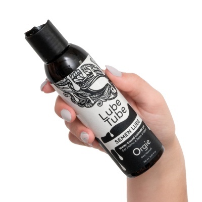 Gel íntimo Lube Tube SEMEN LUBE Orgie em garrafa preta e branca segura por mão feminina