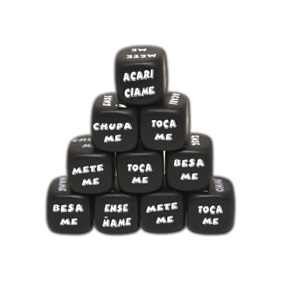 Dados pretos com texto branco em espanhol empilhados em pirâmide sobre fundo branco