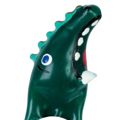 Brinquedo verde em forma de dinossauro com boca aberta e olhos pintados