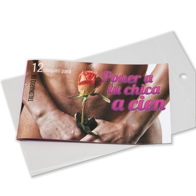 Talonário com capa mostrando torso masculino segurando rosa e texto em espanhol