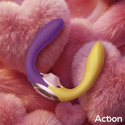 Produto em silicone roxo e amarelo sobre almofadas felpudas cor-de-rosa com texto Acton