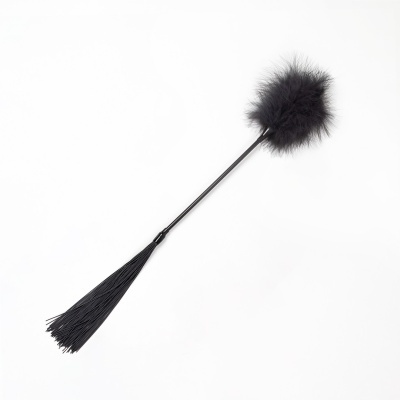 Plumador preto com penas numa extremidade e cerdas na outra