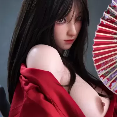 Boneca realista vestindo tecido vermelho e segurando leque vermelho e branco