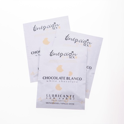 Saquetas brancas de lubrificante com sabor a chocolate branco