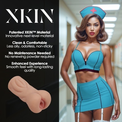 Modelo com roupa estilo enfermeira azul com linhas pretas e texto ao lado sobre material XKIN™