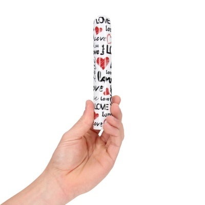 Vibrador branco com palavras LOVE e corações vermelhos sendo segurado por uma mão