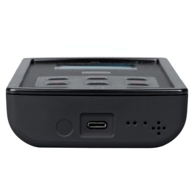 Dispositivo eletrónico preto com botões tácteis e porta USB-C