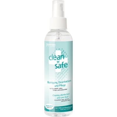 Frasco spray transparente para limpeza e desinfeção com rótulo azul claro e texto multilíngue