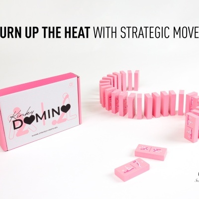 Jogo de dominó cor-de-rosa com ilustrações e caixa com texto Kinky DOMINO 2.0