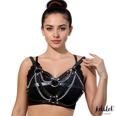 Top sutiã preto com tiras de couro e correntes prateadas em modelo feminino