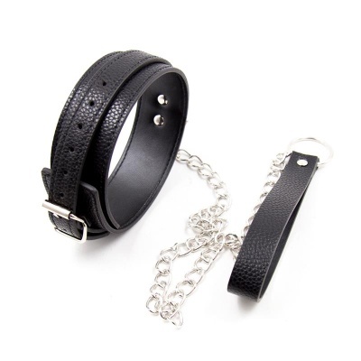 Pulseira de couro preto com corrente metálica prateada
