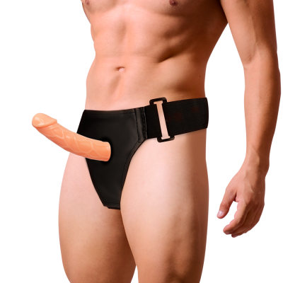 Homem usando arnês com dildo cor de pele