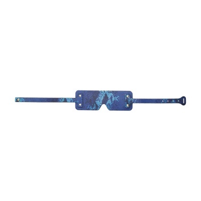 Pulseira azul com padrão de escamas e fivela metálica