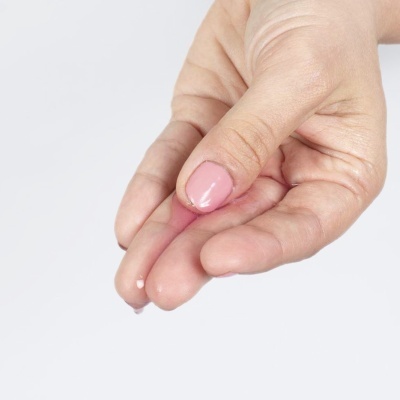 Mão feminina com unhas pintadas de rosa