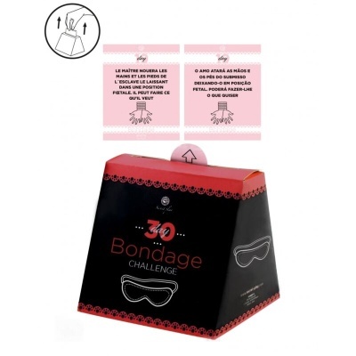 Caixa triangular preta e vermelha com venda para olhos e cartas com texto e instruções.