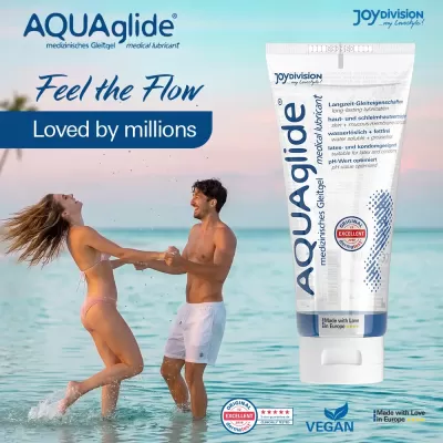 Imagem de tubo de lubrificante AQUAglide branco com texto azul e casal na água a brincar ao pôr do sol.