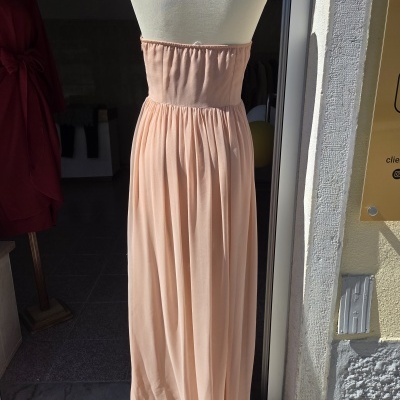 Vestido longo rosa claro sem alças em manequim branco
