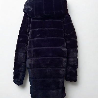 Casaco longo azul escuro de pelo sintético com capuz