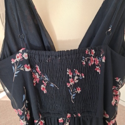 Vestido preto floral com alças finas e busto franzido