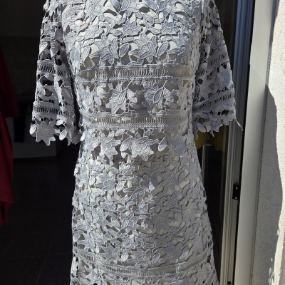 Vestido cinzento claro em renda bordada floral em manequim