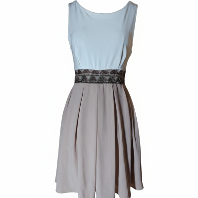 Vestido branco e rosa com cinto decorativo geométrico