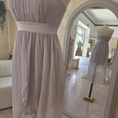 Vista de costas de vestido de festa com detalhe de fecho central e saia fluida - Moda Circular