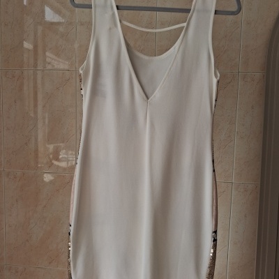 Top feminino branco com decote em V e detalhes laterais com lantejoulas