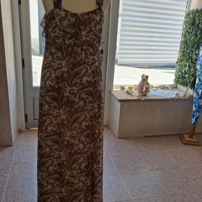 Vestido paisley castanho e bege em manequim numa loja