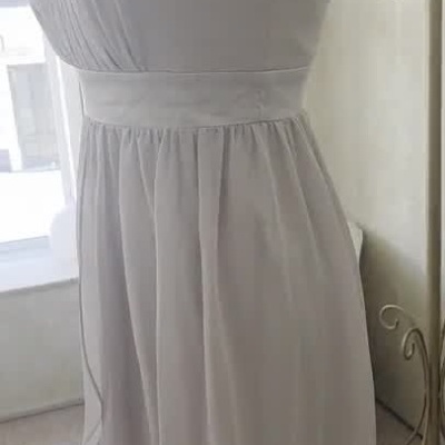 Vestido cinzento claro sem alças em manequim com tecido fluido