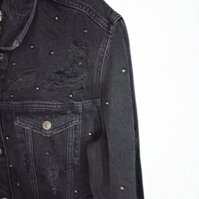 Casaco jeans preto com detalhes rasgados e tachas pretas
