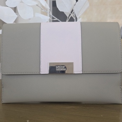 Mala clutch cinzenta com faixa rosa claro e fecho metálico prateado KARL LAGERFELD