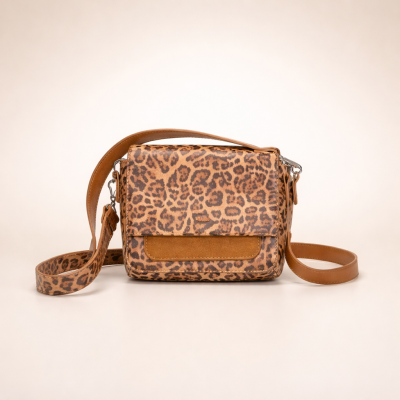 Mala de ombro pequena com estampa animal print castanha e alça de couro castanho