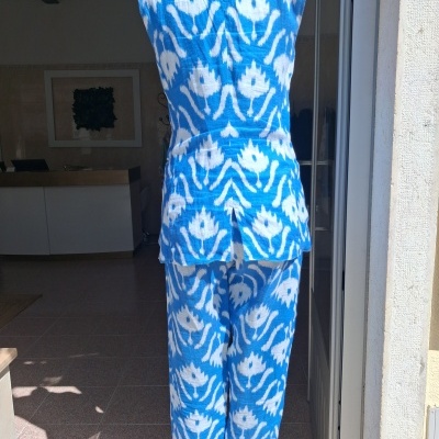 Conjunto azul e branco em manequim ao fundo interior