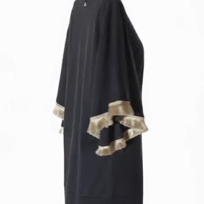 Blusa preta com mangas largas e franjas douradas vista de vários ângulos