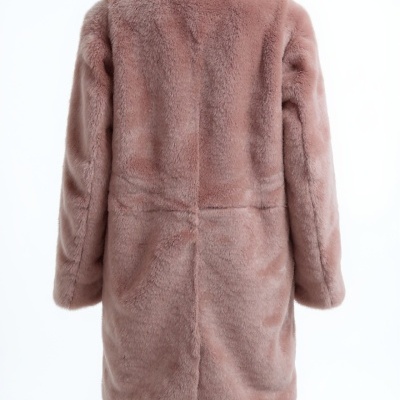 Casaco feminino de pelúcia cor-de-rosa visto de trás
