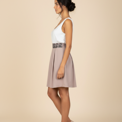 Vestido de mulher branco e bege com cinto bordado e sapatos de salto alto