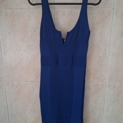 Vestido azul escuro sem mangas com decote em V pendurado em cabide preto