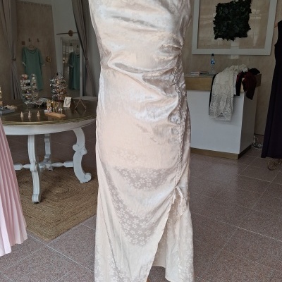 Vestido rosa claro com padrão floral em manequim numa loja
