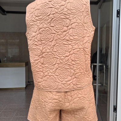 Conjunto coleto e calções acolchoados cor de pêssego com padrão floral em relevo